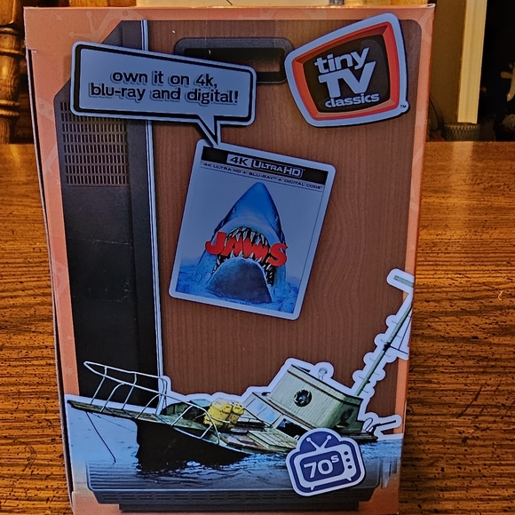 Jaws Tiny screens mini TV w/ remote - Picture 5 of 7